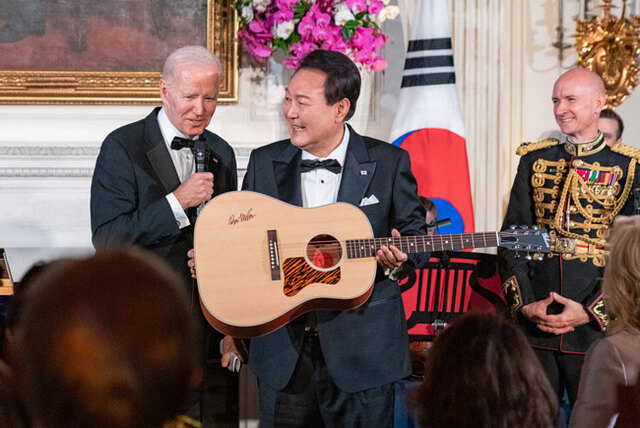 ▲ 윤석열 대통령이 지난 4월26일 미국 워싱턴DC의 백악관에서 열린 국빈만찬에서 조 바이든 대통령으로부터 가수 돈 맥클린의 사인이 담긴 통기타를 선물받았다. 윤 대통령은 이 자리에서 돈 맥클린의 아메리칸 파이를 열창했다. ⓒ연합뉴스