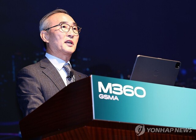 ▲ 김영섭 KT 대표이사가 지난달 7일 서울 중구 웨스틴조선호텔에서 열린 세계이동통신사업자연합회(GSMA) '모바일360 아시아태평양'(M360 APAC) 콘퍼런스에서 기조연설을 하고 있다ⓒ연합뉴스