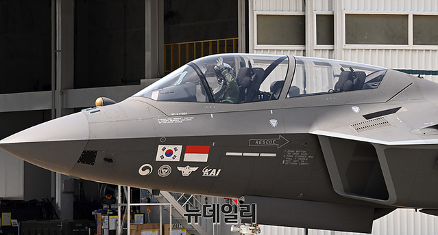 ▲ 지난 5월9일 경남 사천 한국항공우주산업(KAI)에서 시운전하고 있는 KF-21. 기체에 한국과 인도네시아 국기가 그러져 있다. ⓒ공동취재단