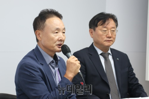 ▲ 노동영 세종시 환경녹지국장와 이호식 국제관계대사가 5일 시청 정음실에서 기자회견을 하고 있다.ⓒ이길표 기자