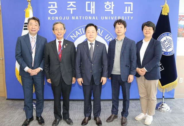 ▲ 임경호 국립공주대학교 총장(가운데)이 5일 일본 '오노조 마음의 고향관(大野城心のふるさと館)'과 학술문화교류 협정을 체결한 뒤 기념촬영을 하고 있다.ⓒ공주대