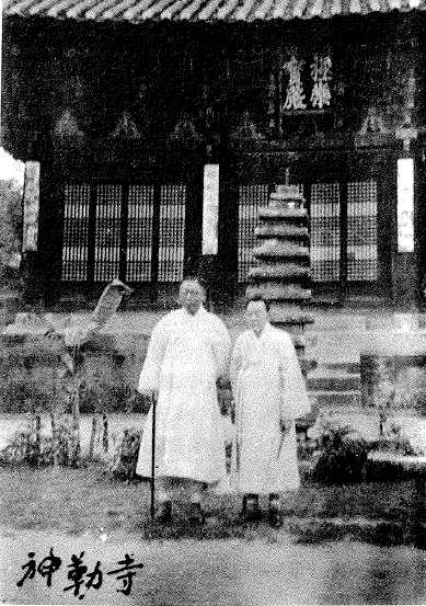 1948년 6월25일 여주 남한강 신륵사를 둘러보며 기념촬영한 김구와 김규식(오른쪽).