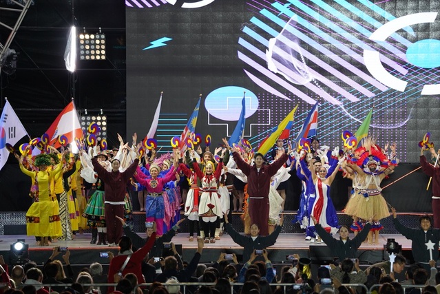 ▲ ‘천안흥타령춤축제 2023’ 개막식에 참석한 외국인들.ⓒ천안시