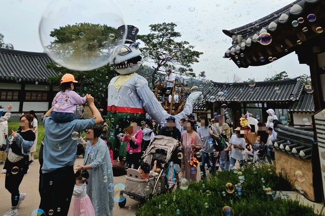 ▲ K-문화테마파크 경북 영주시 선비세상의 ‘변화’가 호응을 얻으며 연일 가족 단위 나들이객들로 북적이고 있다.ⓒ영주시