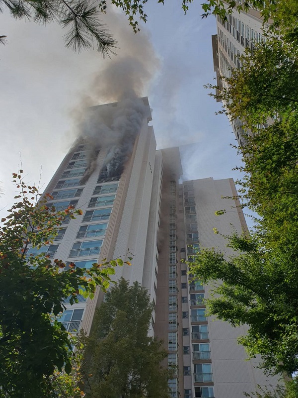 ▲ 6일 오전 강원 원주 개운동에서 발생한 아파트 화재.ⓒ강원소방본부