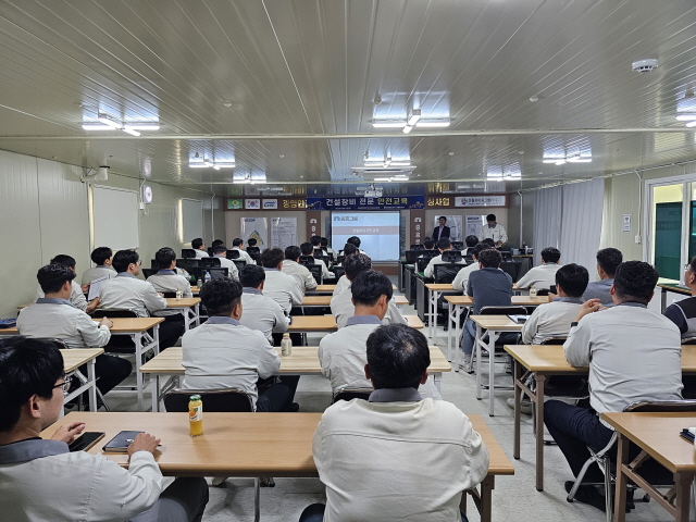 ▲ 중흥건설 임직원이 건설장비 안전교육을 받고 있다. ⓒ중흥건설