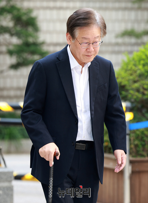 ▲ 이재명 더불어민주당 대표가 6일 오전 서울 서초구 중앙지법에서 열린 대장동·위례신도시 특혜 의혹 사건 첫 재판에 지팡이를 짚고 출석하고 있다. 이 대표는 취재진의 질문에 답하지 않고, 기다리고 있던 지지자들에게 가벼운 목례후 재판장으로 입장했다. ⓒ정상윤 기자