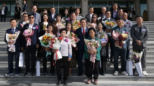 ▲ 백성현 논산시장이 6일 논산아트센터 대공연장에서 '10월 월례모임'에서 공무원 등에게 표장을 수여하고 수상자와 함께 기념촬영을 하고 있다.ⓒ논산시