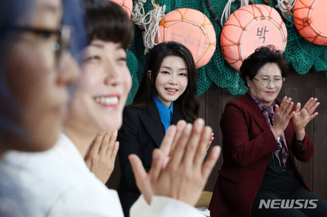 ▲ 윤석열 대통령 부인 김건희 여사가 6일 제주 종달어촌계 해녀휴게실에서 열린 제주 해녀어업인과의 대화에서 참석자들 소개에 박수치고 있다.ⓒ뉴시스