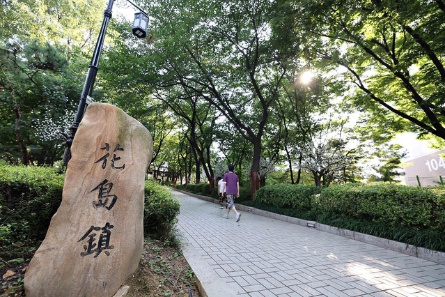 ▲ 인천 동구 화도진공원에서 한 주민이 산책을 하고 있다.ⓒ인천 동구 제공