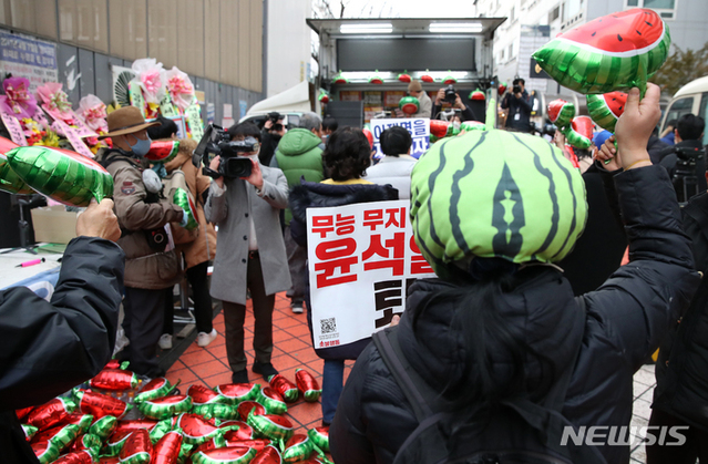 ▲ 이재명 더불어민주당 대표 강성 지지자들로 구성된 더불어수박깨기운동본부 회원들이 지난 3월3일 오후 서울 영등포구 더불어민주당 당사 앞에서 이 대표 체포동의안 표결에 반란표를 던진 민주당 의원들을 겨냥하는 집회를 하고 있다. ⓒ뉴시스