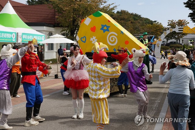 ▲ 제9회 임실N치즈축제가 개막한 6일 오전 임실치즈테마파크에서 퍼레이드가 열리고 있다.ⓒ연합뉴스