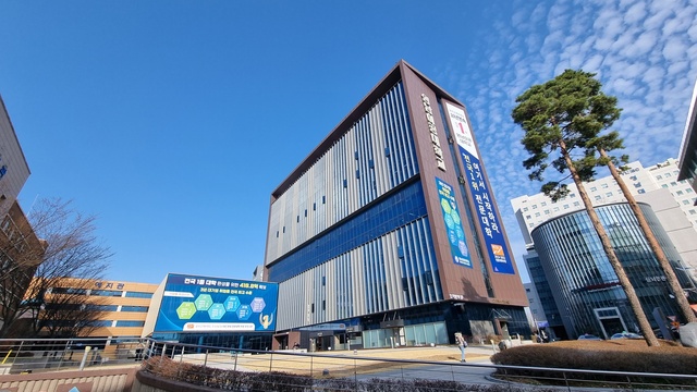 ▲ 영남이공대학교(총장 이재용)는 5일 자정 마감한 2024학년도 수시 1차 원서접수 결과 1,859명 모집(정원내)에 10,944명이 지원해 평균 5.89대 1의 경쟁률을 기록했다.ⓒ영남이공대