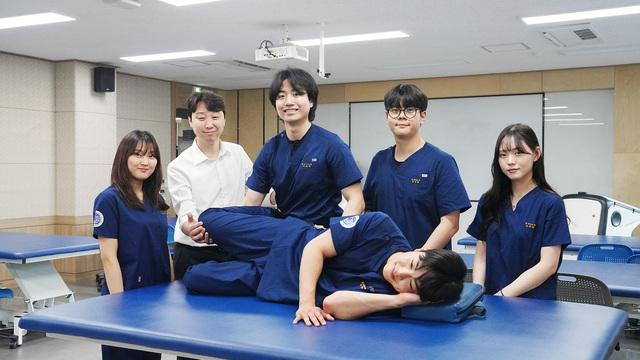 ▲ 영남이공대학교는 올해 총 12,399명 지원으로 최다 지원자 수를 갈아치우는 등 클래스가 다른 전문대학으로서의 명성을 이어가고 있다. 사진은 물리치료과 실습장면.ⓒ영남이공대