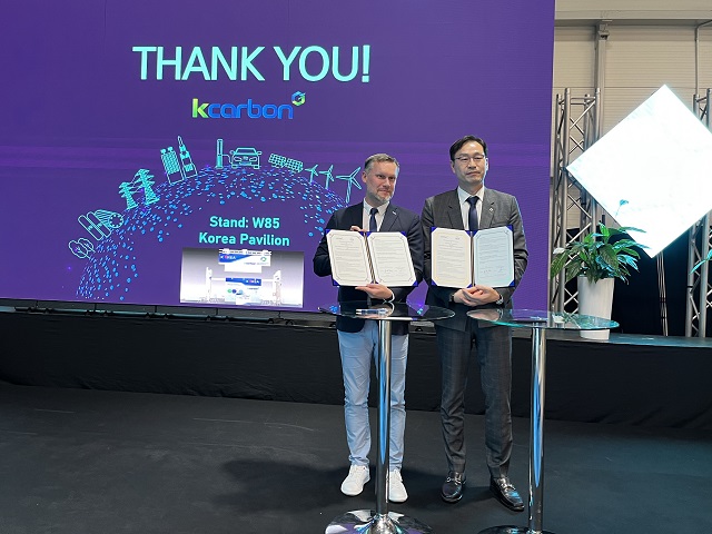 ▲ 폴란드 복합재 기술 클러스터 장 Andrzei Czulak과 한국탄소산업진흥원 신현규 센터장이 업무 협약식을 갖고 기념촬영을 하고 있다ⓒ한국탄소산업진흥원