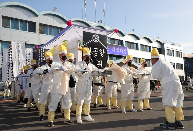 ▲ 의성군 6일 전체 400개리 이장으로 구성된 이장연합회가 주관해 대구경북 신공항 화물터미널 배치에 반발해 ‘신공항반대’ 군민결의를 다지는 상여 집회를 열었다.ⓒ의성군