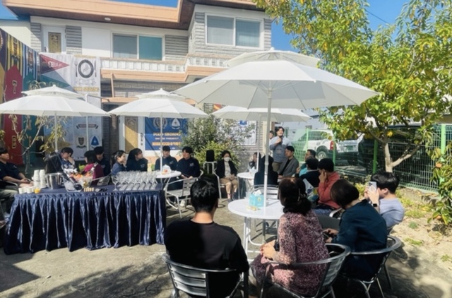 ▲ 영천 청년마을 ‘취하리’(대표 김경덕)는 지난 6일 2023년 영천 와인 페스타 준비를 위해 지역 대학생들과 함께 와인 페어링 안주 시식 및 시음회를 가졌다.ⓒ영천시