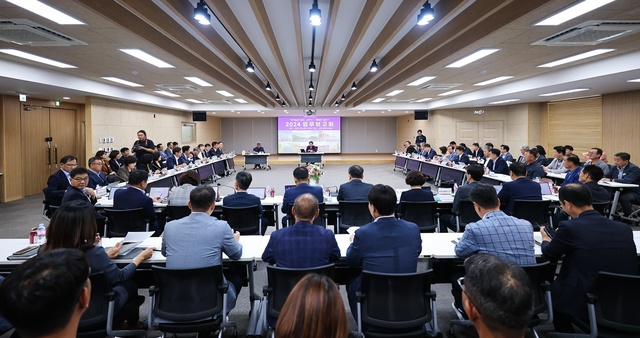 ▲ 성주군은 5일 군청 대회의실에서 ‘2024 업무보고회’를 개최하고 본격적으로 내년도 업무 준비에 착수했다.ⓒ성주군