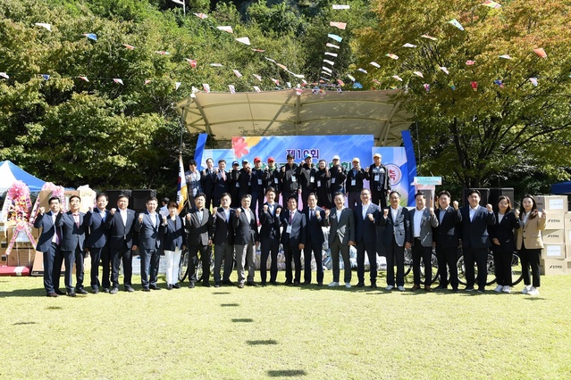 ▲ 달성군이장연합회(회장 윤종명)는 지난 5일 오전 10시에 송해공원 축구장에서 최재훈 달성군수를 포함한 기관·사회단체장들과 이장연합회원 등 400여 명이 참석한 가운데 ‘제10회 달성군이장연합회 화합한마당’을 개최했다.ⓒ달성군