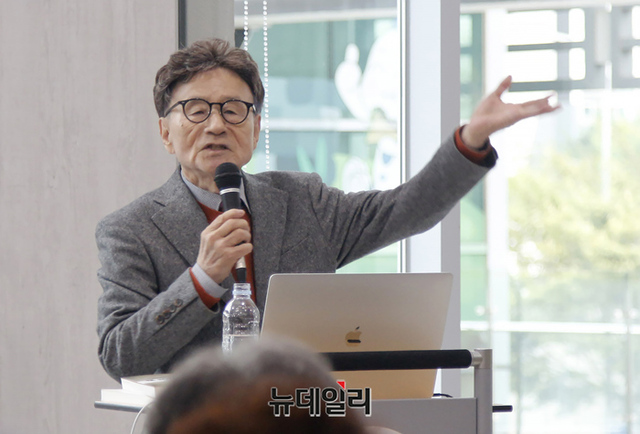 ▲ 류근일 뉴데일리 논설 고문(전 조선일보 주필)이 격려사를 하고 있다, ⓒ정상윤 기자