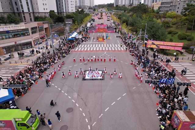 ▲ 7일 충남 천안시 불당동에서 펼쳐진‘천안흥타령춤축제 2023’ 거리댄스 퍼레이드.ⓒ천안시