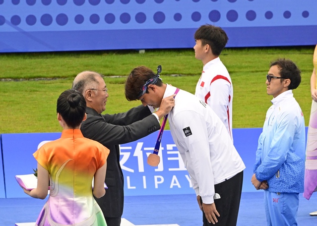 ▲ 정 회장이 이번 아시안 대회 양궁 시상식에서 직접 메달을 걸어주는 모습. ⓒ대한양궁협회