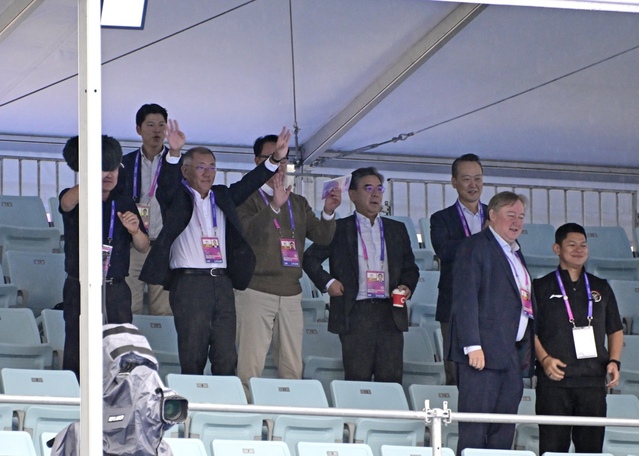 ▲ 정 회장이 한국 양궁대표팀을 현장에서 직접 응원하는 모습. ⓒ대한양궁협회