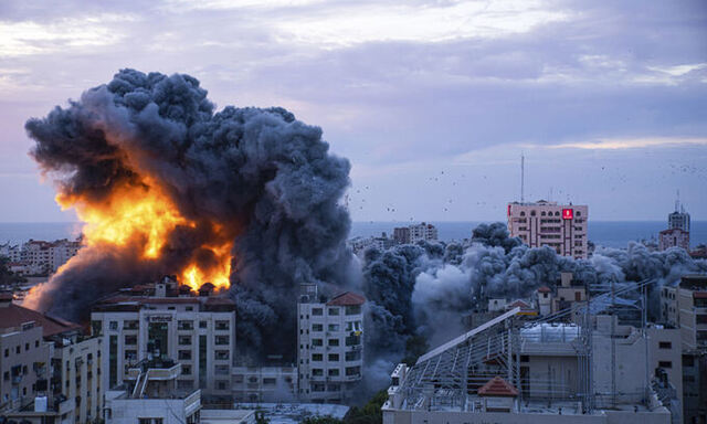 ▲ 7일(현지시각) 팔레스타인 가자지구에서 이스라엘의 보복 공습으로 화염과 연기가 치솟고 있다.ⓒAP 뉴시스