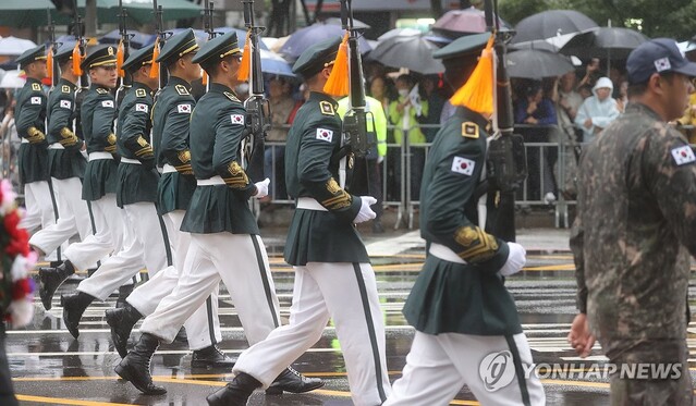 ▲ 건군 75주년 기념행사에서 시가행진하는 사관생도들. 문재인은 사관학교에서 6.25 전사를 가르치는 것을 금지했다. 무슨 꿍꿍이로 그런 결정을 했을까. ⓒ연합뉴스