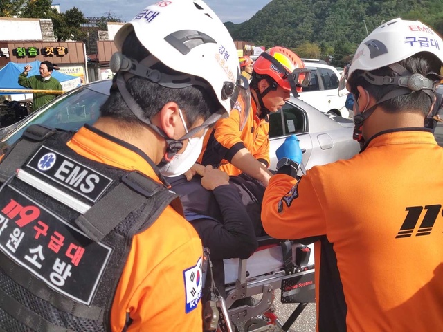 ▲ 강원소방본부 소속 119구급대원들이 속초에서 운전부주의로 식당 앞 벤치에 앉아 있는 행인을 치는 사고가 발생하자 긴급 출동, 사고를 수습하고 있다.ⓒ강원소방본부