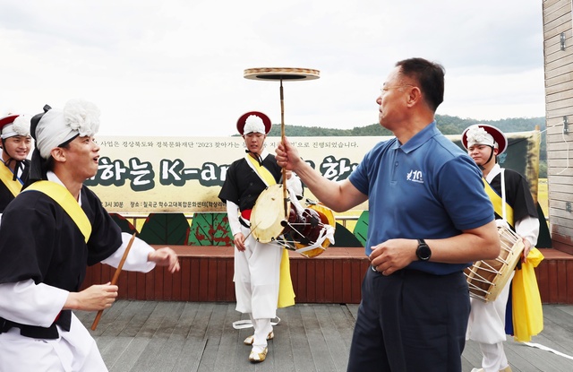 ▲ 김재욱 칠곡군수는 지난 8일 가산면 학상리에서 열린 ‘학수고대 축제’에 참석해 버나를 돌리고 마을 주민과 어울려 대동놀이를 펼쳐 눈길을 끌었다.ⓒ칠곡군