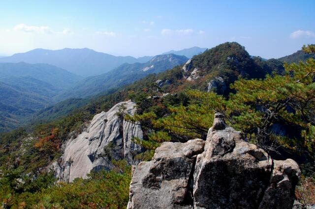 ▲ 바위슬랩과 장군바위를 바라볼 수 있는 조망점.ⓒ진경수 山 애호가