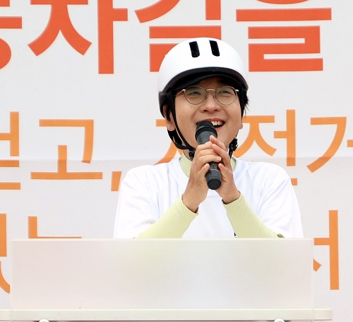 ▲ 8일 이응교 일대에서 열린 '제1회 세종시 차 없는 거리 행사'에 참석한 이순열 세종시의회 의장이 축사를 하고 있다.ⓒ세종시의회