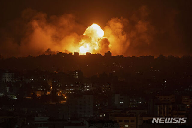 ▲ 8일(현지시각) 팔레스타인 가자지구에 이스라엘의 공습 이후 화염과 연기가 솟아오르고 있다. ⓒ뉴시스