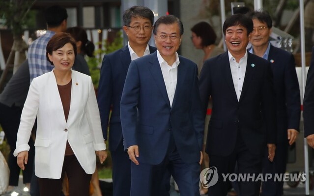 ▲ 문재인 전 대통령과 김현미 전 국토교통부 장관. ⓒ연합뉴스