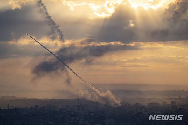 ▲ 7일(현지시각) 가자지구에서 이스라엘을 향해 로켓이 발사되고 있다. ⓒ뉴시스