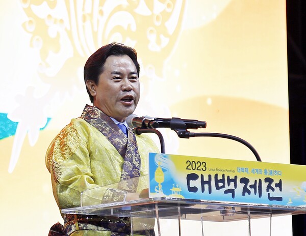 ▲ 박정현 부여군수,대백제전 폐막식에서 “윤석열 대통령께서 백제 문화제를 글로벌 축제의 거점 도시로 만들어주겠다고 약속했다고 소개했다.ⓒ부여군