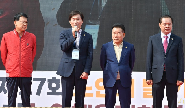 ▲ 경산시(시장 조현일)는 10월 경로의 달을 맞이해 7일 경산시민운동장에서 경산지역 어르신 등 7천여 명이 참석한 가운데 제27회 노인의 날 기념식 및 제16회 노인체육대회를 개최했다.ⓒ경산시