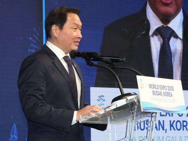 ▲ 최태원 대한상공회의소 회장이 '2030부산세계박람회 심포지움 만찬'에서 환영사를 하고 있다.ⓒ대한상공회의소