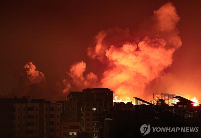 ▲ 9일(현지시간) 이스라엘의 공습으로 팔레스타인 가자지구에서 불길이 치솟고 있다ⓒ연합뉴스