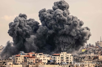 ▲ 팔레스타인 무장정파 하마스와 이스라엘군 간 무력충동로 9일(현지시간) 가자지구에서 검은 연기가 피어오르고 있다. ⓒ연합뉴스
