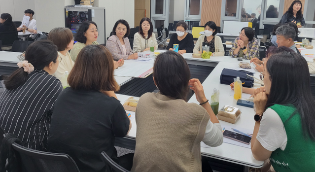 ▲ 지난달 25일 학부모지원센터에서 지속가능발전교육 실천단 연수를 하고 있다.ⓒ세종교육청