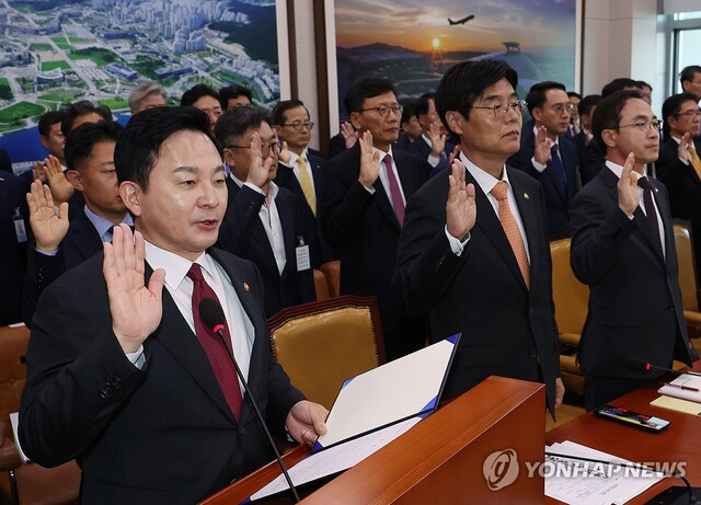 ▲ 10일 국회에서 열린 국토교통위원회 국정감사에서 원희룡 국토교통부 장관이 선서를 하고 있다. ⓒ연합뉴스