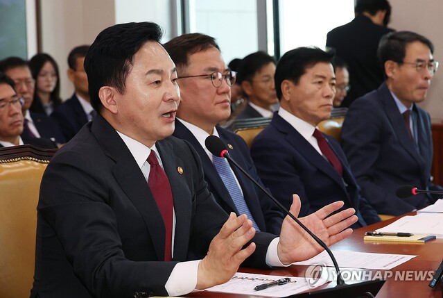 ▲ 10일 국회에서 열린 국토교통위원회 국정감사에서 원희룡 국토교통부 장관이 의원들의 자료제출 요구에 답변하고 있다.ⓒ연합뉴스