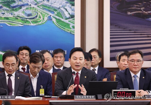 ▲ 10일 국회에서 열린 국토교통위원회 국정감사에서 원희룡 국토교통부 장관이 의원들의 자료제출 요구에 답변하고 있다.ⓒ연합뉴스