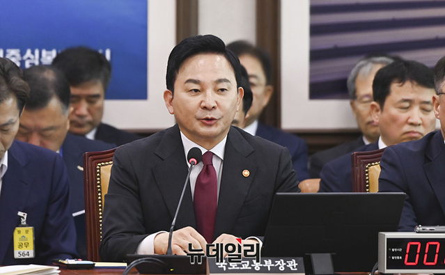 ▲ 원희룡 국토교통부 장관이 10일 오전 국회에서 열린 국회 국토교통위원회 국정감사에서 의원들의 질문에 답하고 있다. ⓒ서성진 기자