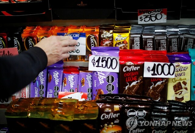 ▲ 물건 값 올리는 아르헨티나 상점.ⓒ연합뉴스