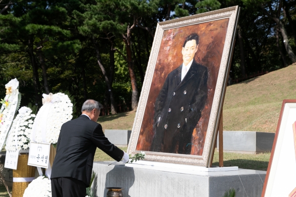 ▲ 10일 오전 서울시 용산구 효창공원 내 이봉창 의사 묘전에서 헌화하는 정수용 이봉창의사기념사업회장.
ⓒ이봉창의사기념사업회