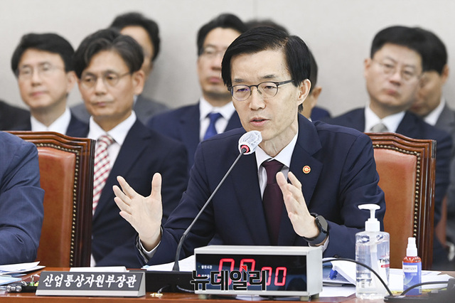 ▲ 방문규 산업통상자원부 장관이 10일 오전 국회에서 열린 국회 산업통상자원중소벤처기업위원회 산업부 국정감사에서 의원들의 질문에 답하고 있다.ⓒ뉴데일리DB