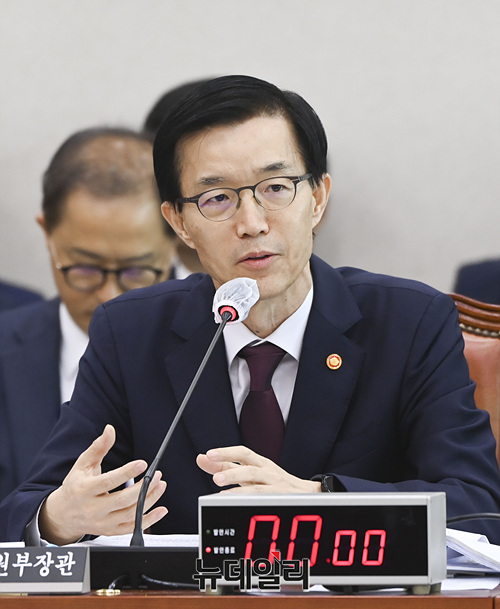 ▲ 방문규 산업통상자원부 장관이 10일 오전 국회에서 열린 국회 산업통상자원중소벤처기업위원회 산업부 국정감사에서 의원들의 질문에 답하고 있다.ⓒ뉴데일리DB